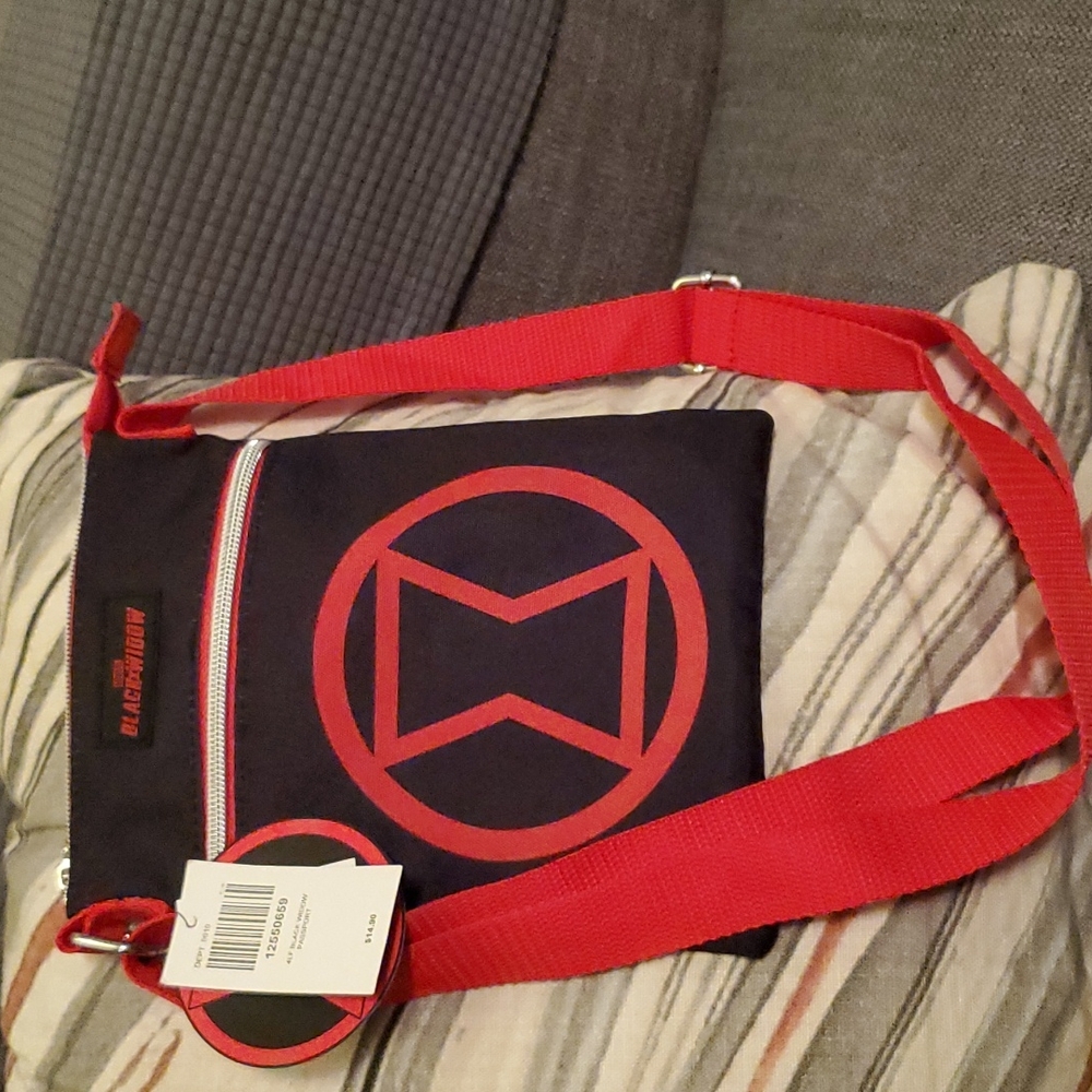 Marvel- black widow passport cross body bag